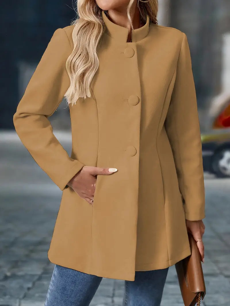 Veste mi-longue femme d'hiver, col montant boutonné, coupe sophistiquée pour diverses occasions.