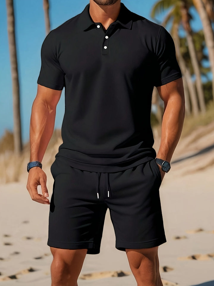 Polo et short homme décontracté élégant, vue complète de l'ensemble d'été. Mode masculine confortable.