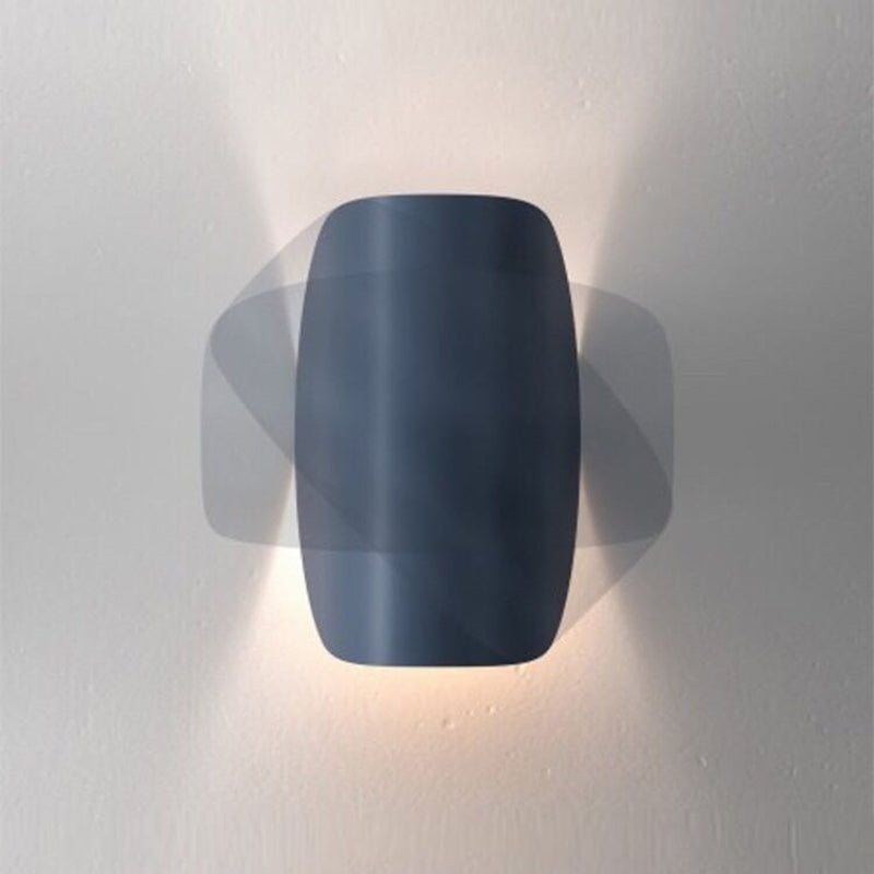 Élégante applique murale LED moderne. Éclairage design et coloré qui rehausse votre intérieur contemporain.