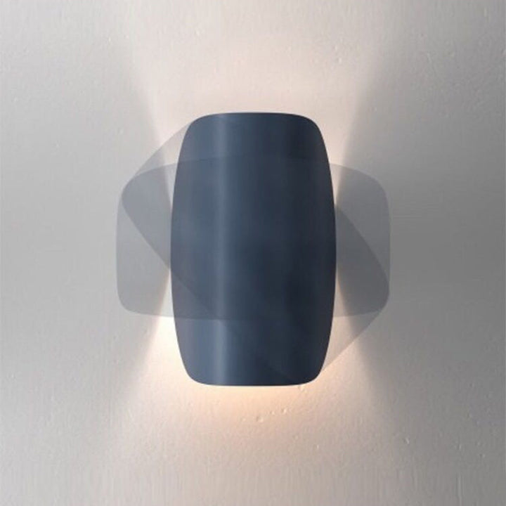 Élégante applique murale LED moderne. Éclairage design et coloré qui rehausse votre intérieur contemporain.