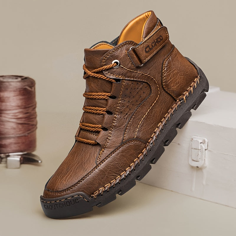 Chaussures montantes homme avec doublure chaude, idéales pour un confort optimal en hiver sur neige.