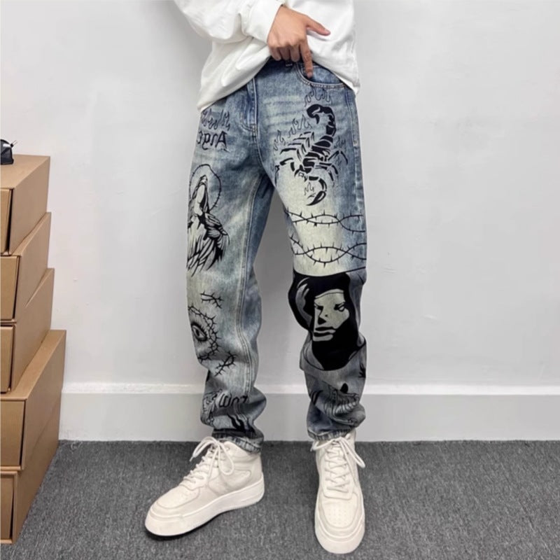 Pantalon jean homme décontracté avec imprimé graphique, parfait pour la mode urbaine.