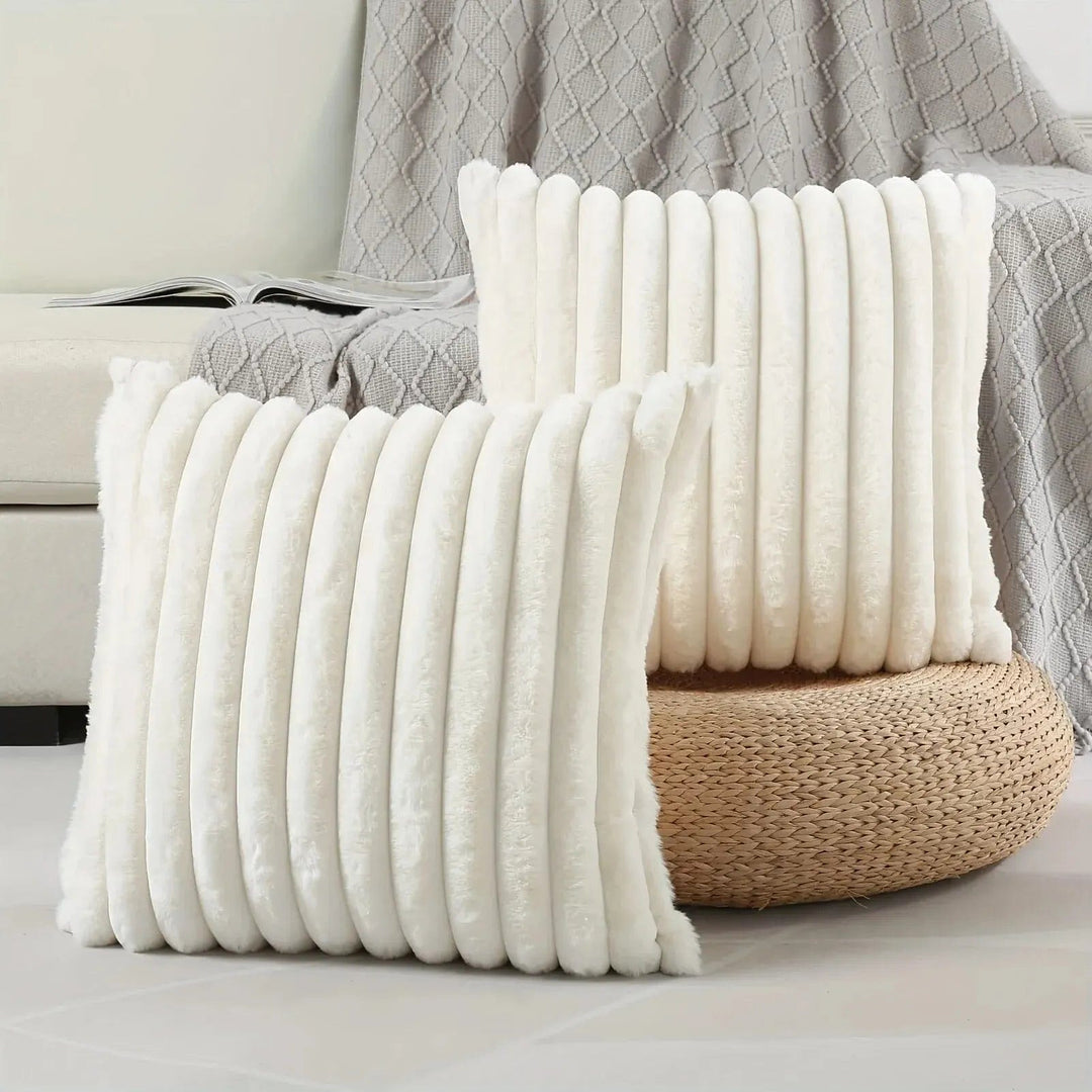 Taie d'oreiller douce et rayée pour un confort optimal. Idéale pour literie de chambre et décoration.