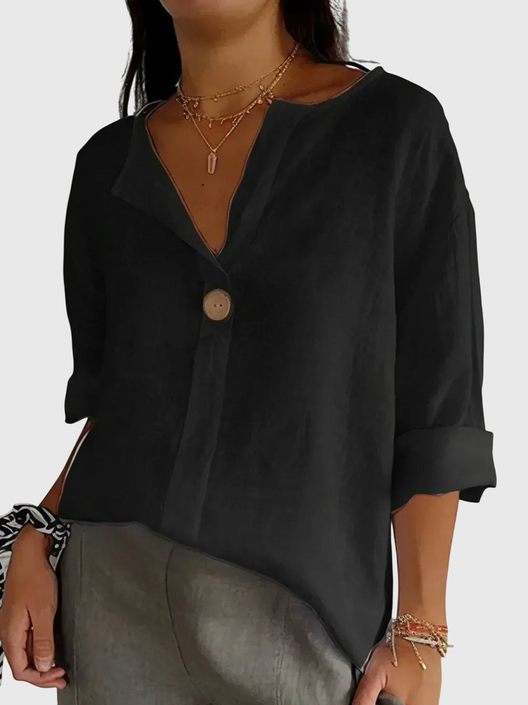 Blouse femme légère et agréable à porter. Un haut de mode féminine parfait pour les journées de printemps et d'été.