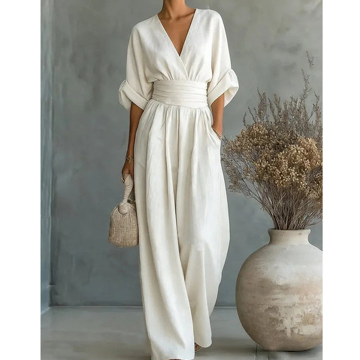 Combinaison femme élégante décolleté V, coupe fluide, jambes larges. Idéale pour soirée chic d'été.