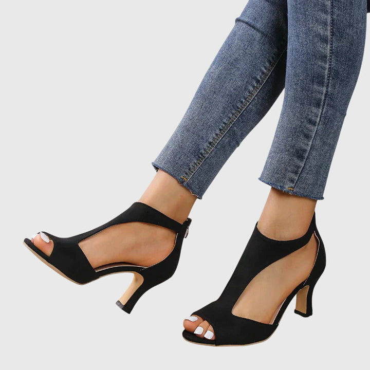 Talons orthopédiques femme avec hauteur confortable, assurant soutien et élégance pour une meilleure posture.