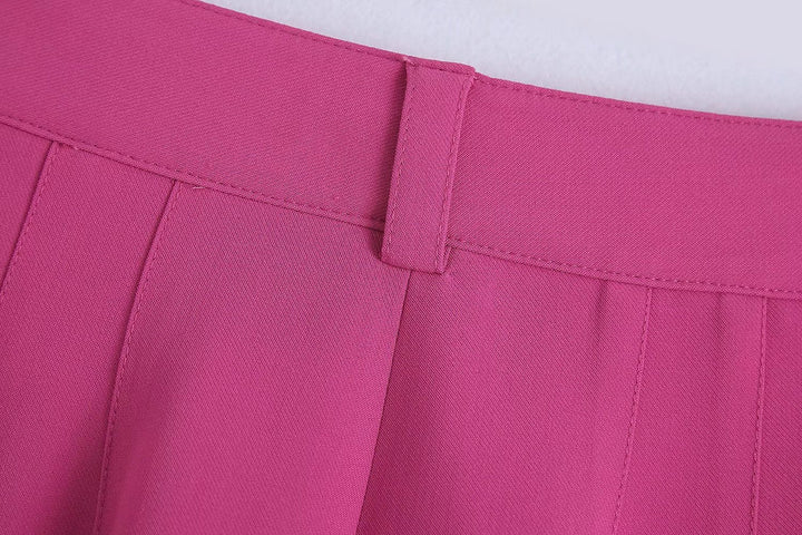Ensemble femme rose élégant, blazer et pantalon, pour un look professionnel moderne et affirmé.