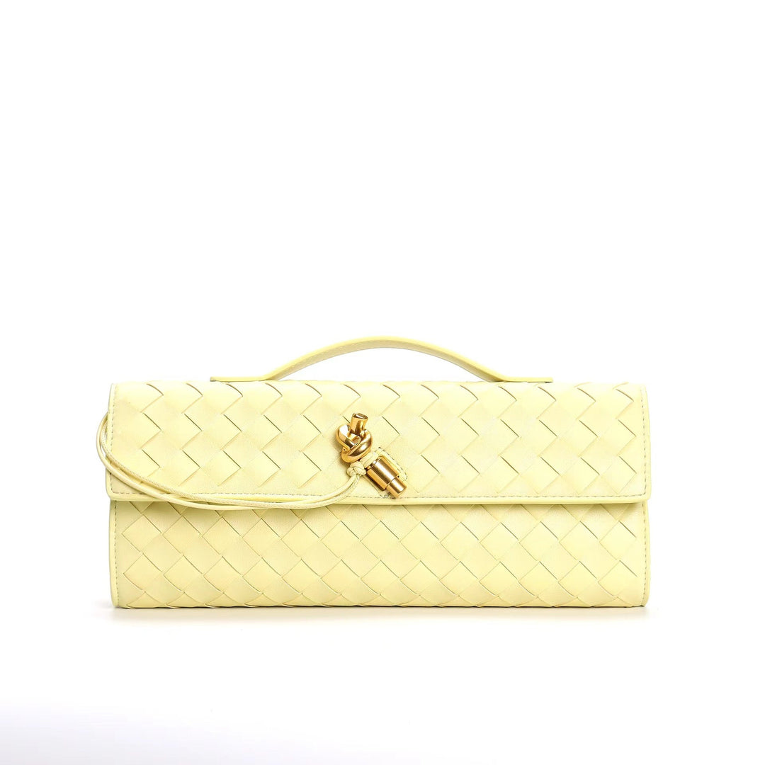 Vue de l'intérieur d'un sac à main femme en cuir tressé, avec doublure.