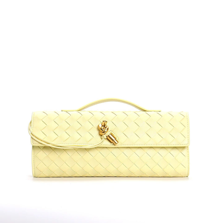 Vue de l'intérieur d'un sac à main femme en cuir tressé, avec doublure.