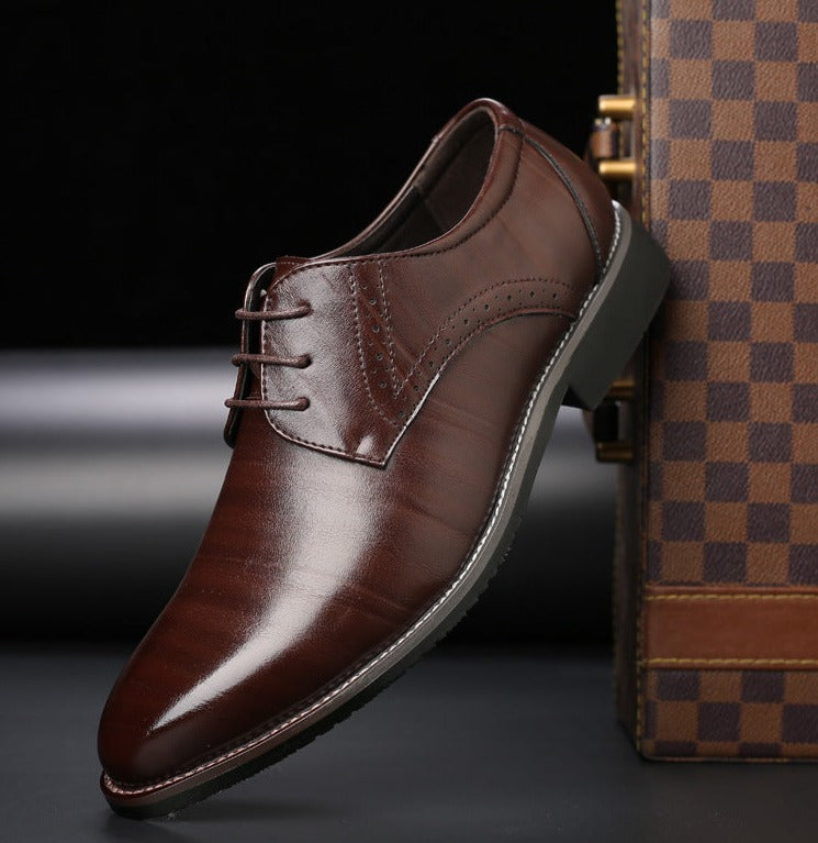 Paire de chaussures à lacets pour homme, alliant confort et look chic/casual, parfaites pour la mode masculine urbaine.