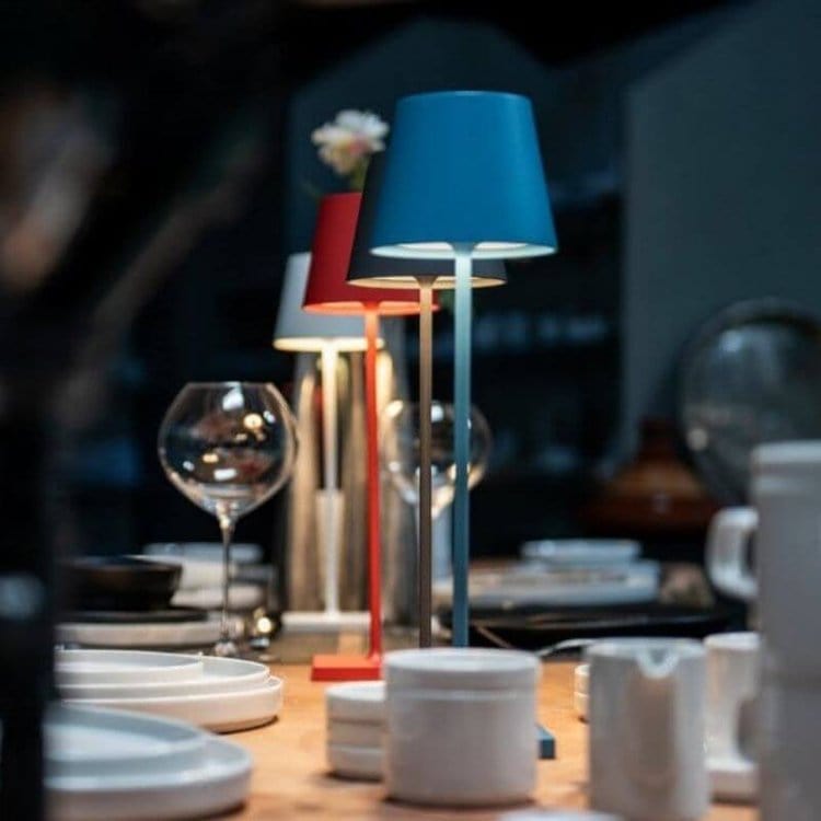 Lampe de table LED sans fil avec commande vocale, design contemporain pour votre intérieur ou jardin.