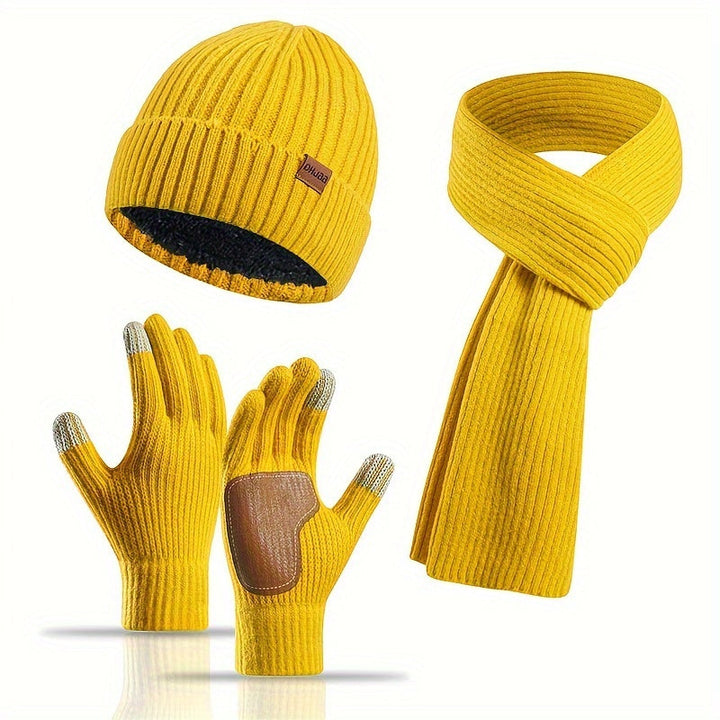 Ensemble mode hiver unisexe: bonnet, écharpe et gants assortis pour couples stylés et confortables.