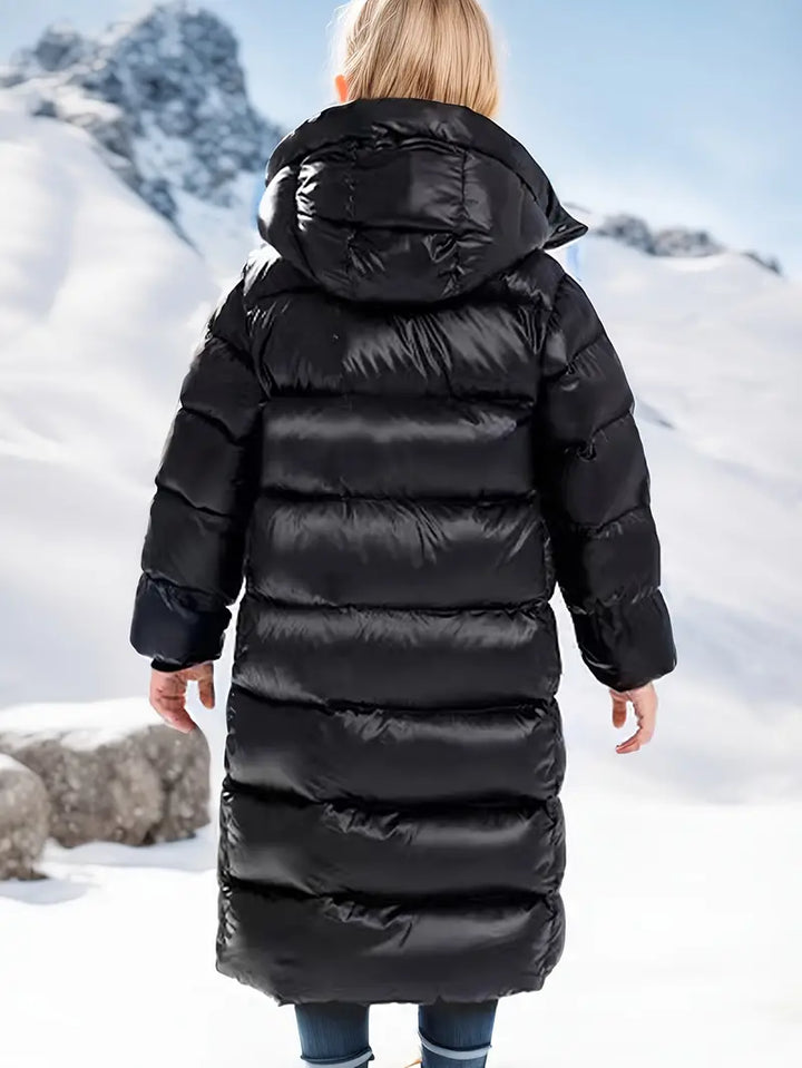 Doudoune fille hivernale noire, matelassée et longue avec capuche, offre protection et chaleur contre le froid.