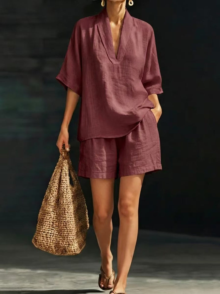 Ensemble femme élégant et confortable : haut col V et short décontracté, parfait pour les chaudes journées d'été.