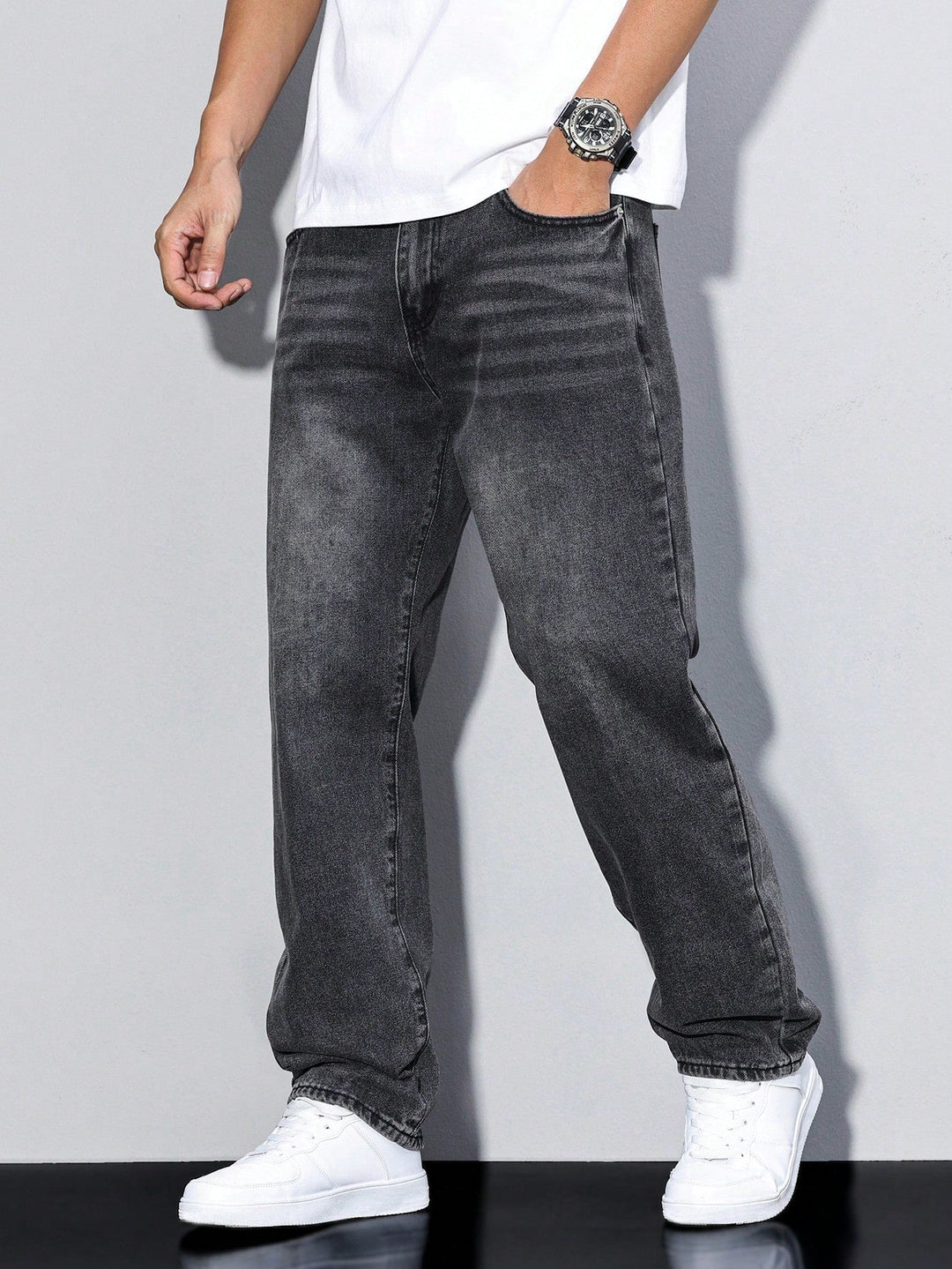 Poches arrière du jean décontracté homme, spacieuses et stylées. Parfait pour les essentiels quotidiens.
