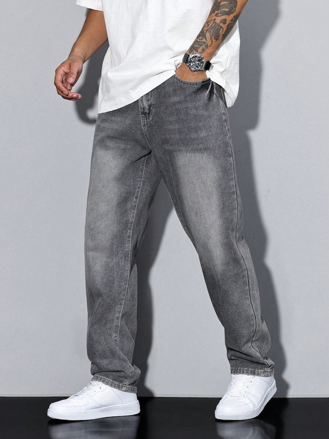 Jean homme décontracté ample, coupe droite pour confort quotidien. Idéal pour un look casual polyvalent.
