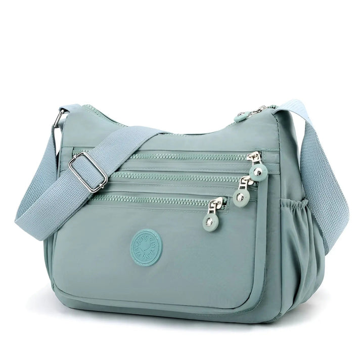 Détail intérieur du sac à bandoulière imperméable femme, spacieux et organisé, montrant les compartiments utiles.