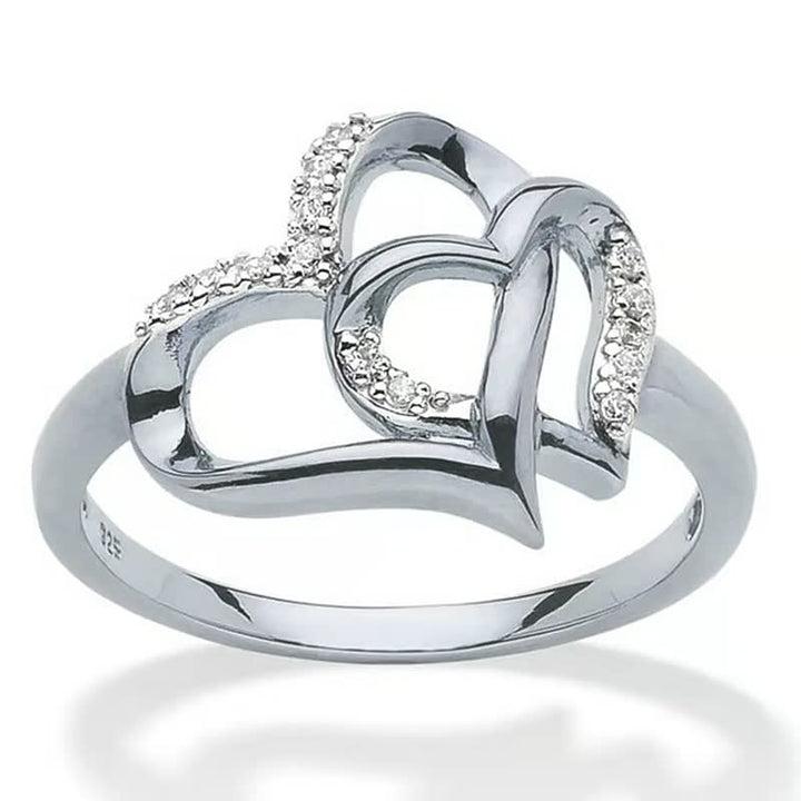 Anneau cœur délicat pour femme, disponible en or ou argent, un bijou mode scintillant.