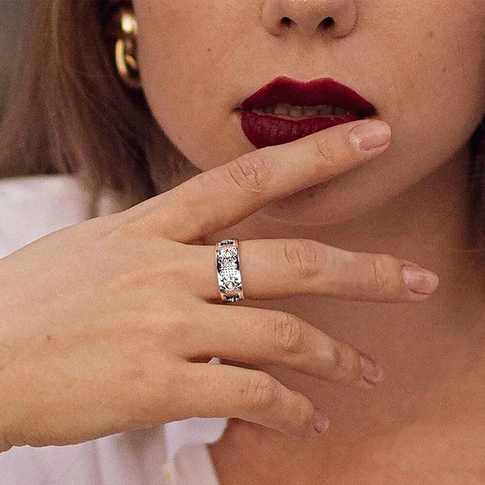 Bague femme élégante anti-stress tournante, argent. Bijou avec zircons pour relaxation et style.
