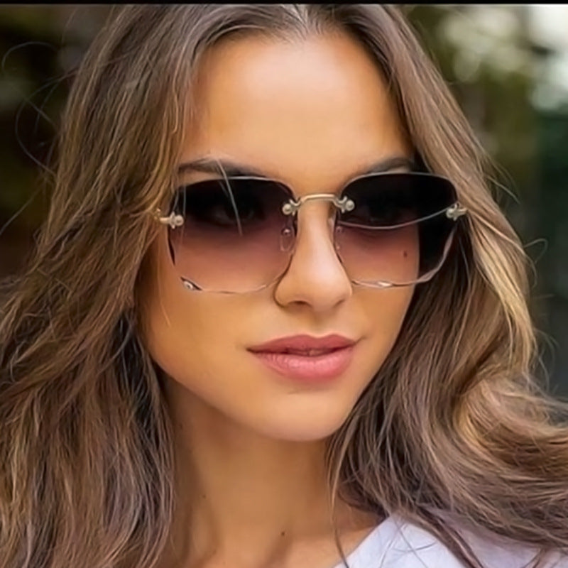 Lunettes de soleil femme élégantes, protection UV400. Style moderne, accessoire de mode essentiel pour l'été.