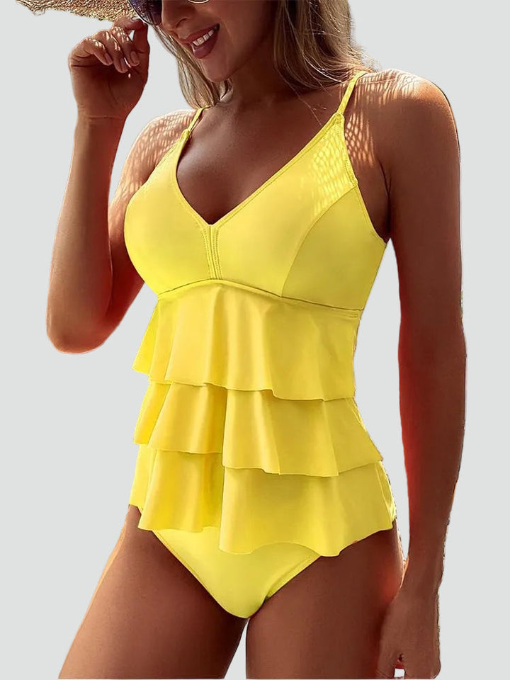 Maillot de bain femme une pièce à volants, col V et bretelles fines. Idéal plage et piscine.