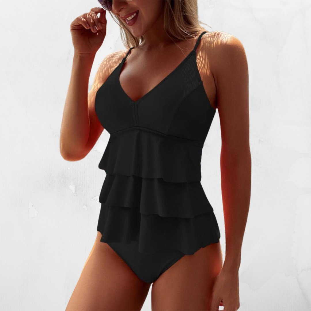 Maillot de bain femme à volants délicats, col V plongeant et bretelles fines. Style chic pour la plage.