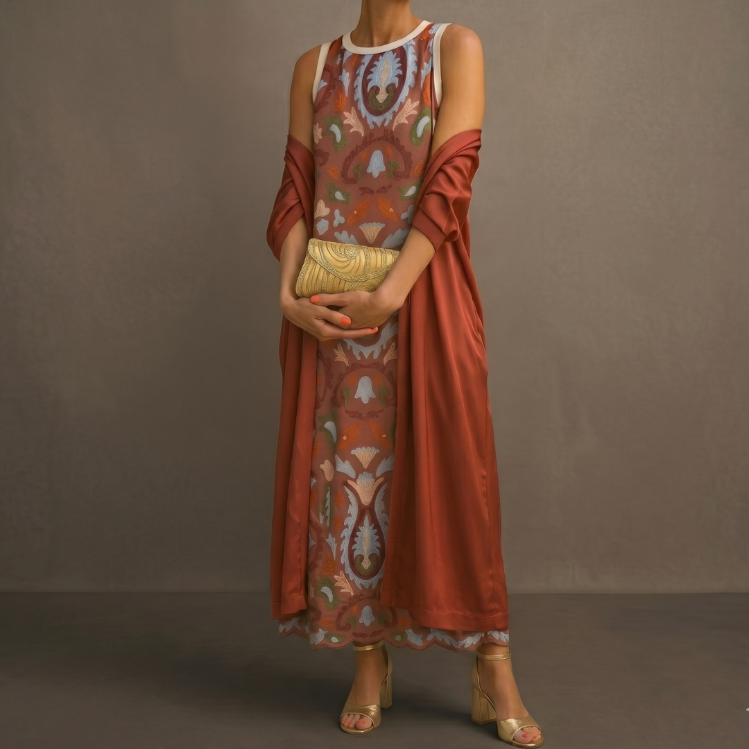Robe longue femme à imprimé artistique et veste assortie, un ensemble chic pour le printemps-été.
