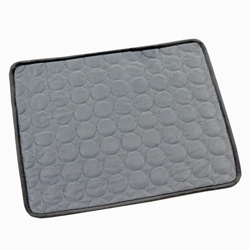 Tapis de sol avec gel rafraîchissant pour chats, un accessoire produit essentiel pour le bien-être animal en été.