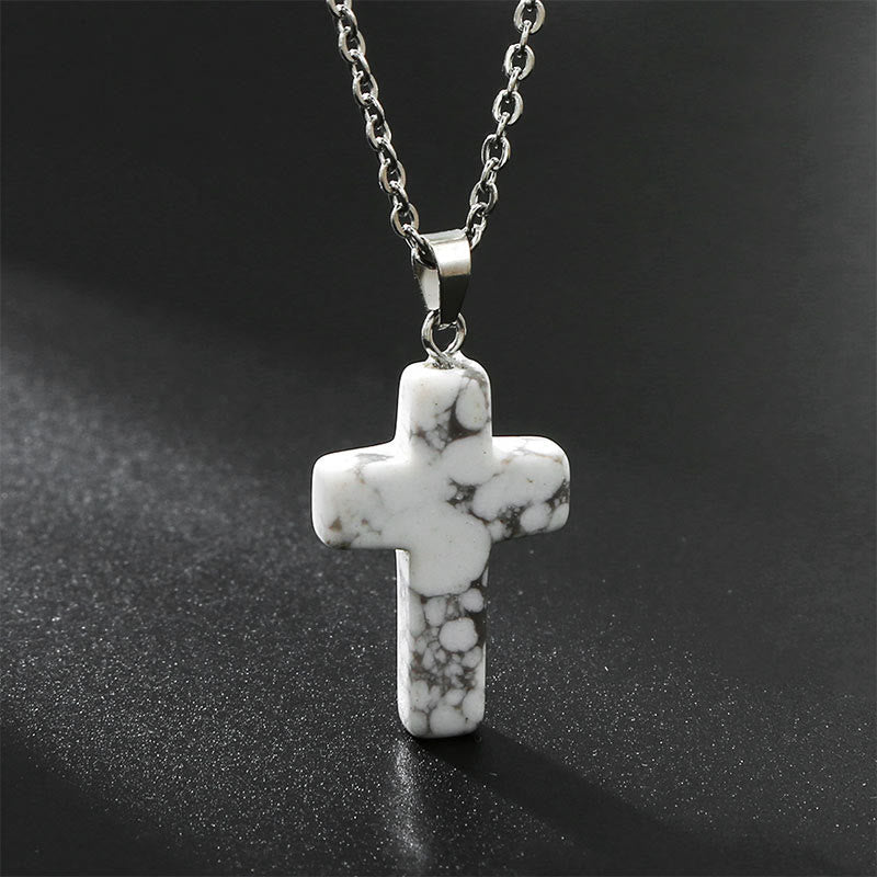 Collier croix pour femme, design unique avec pierres naturelles, style bohème chic.