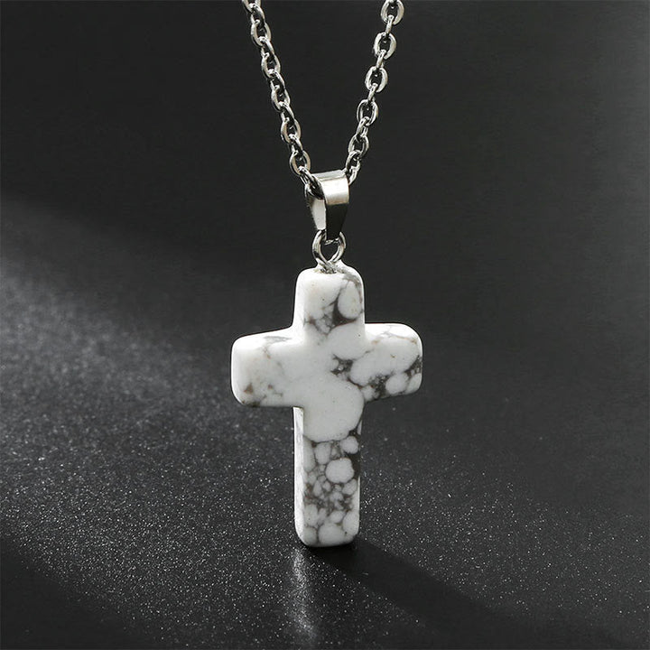 Collier croix pour femme, design unique avec pierres naturelles, style bohème chic.