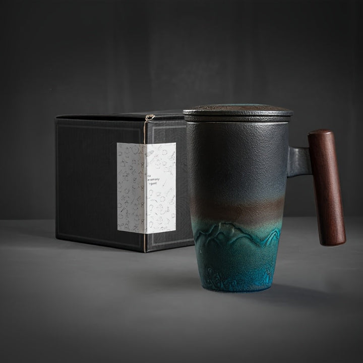 Tasse en céramique artisanale robuste avec filtre, un ajout décoratif et fonctionnel à votre cuisine.