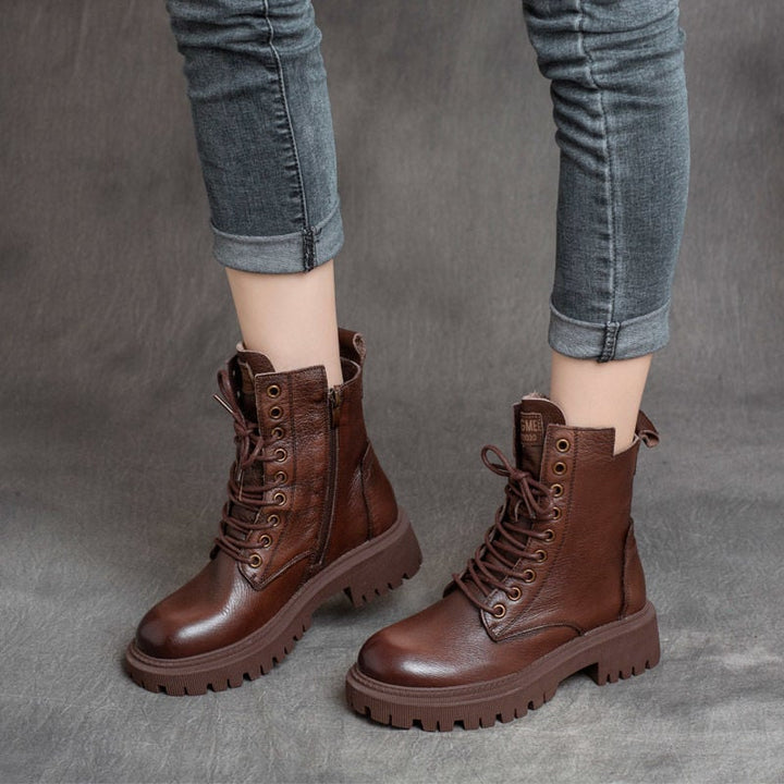 Chaussures bottines élégantes pour femmes, parfaites pour l'hiver. Modèle structuré polyvalent et confortable.