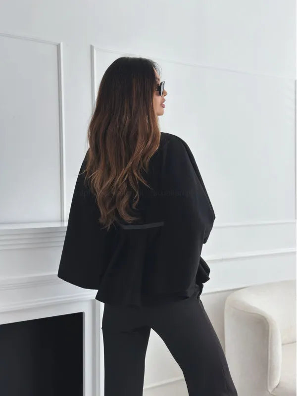 Look chic : pull femme ceinturé à col roulé, élégant et confortable, parfait pour l'hiver.