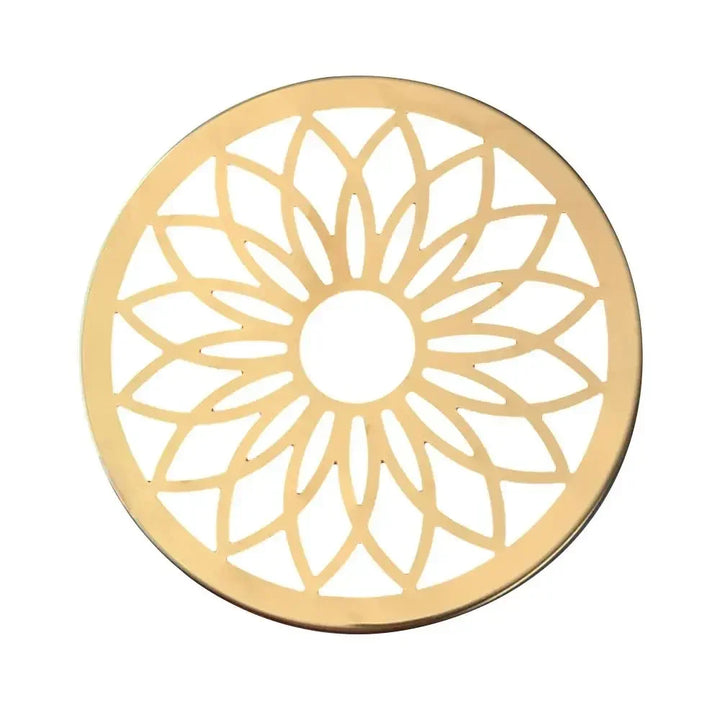 Stabilité accrue pour les arrangements de fleurs coupées avec ce support en métal au design minimaliste.