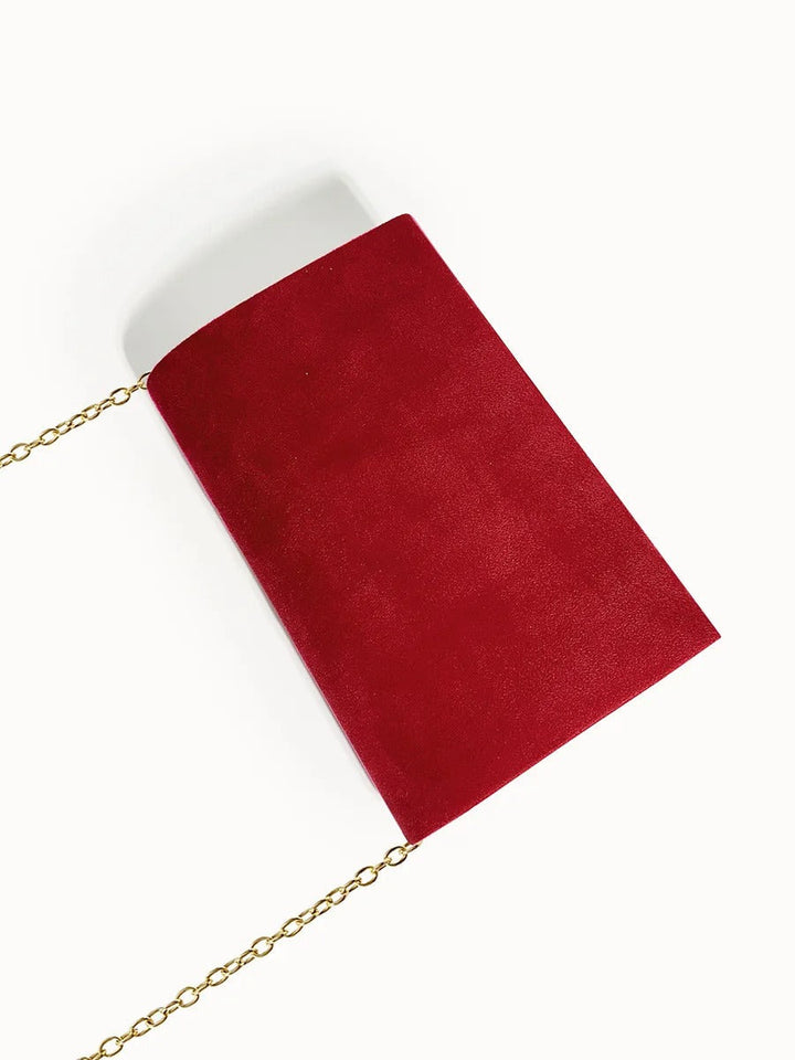 Accessoire mode femme : pochette velours texture daim, pour événements spéciaux.