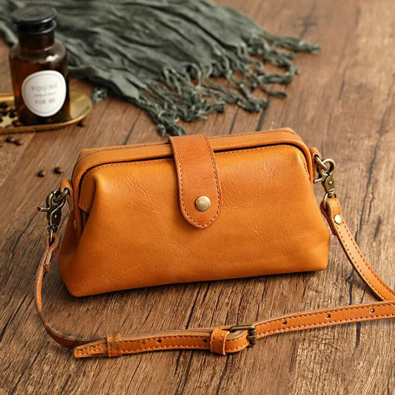 Sac bandoulière élégant Amber en cuir véritable pour femme, avec bandoulière réglable.