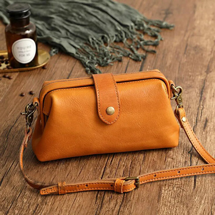 Sac bandoulière élégant Amber en cuir véritable pour femme, avec bandoulière réglable.