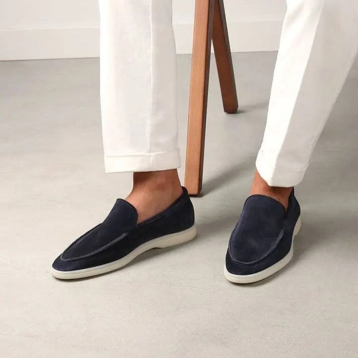 Mocassins homme classiques en cuir marron foncé, élégants et confortables, pour un look raffiné.