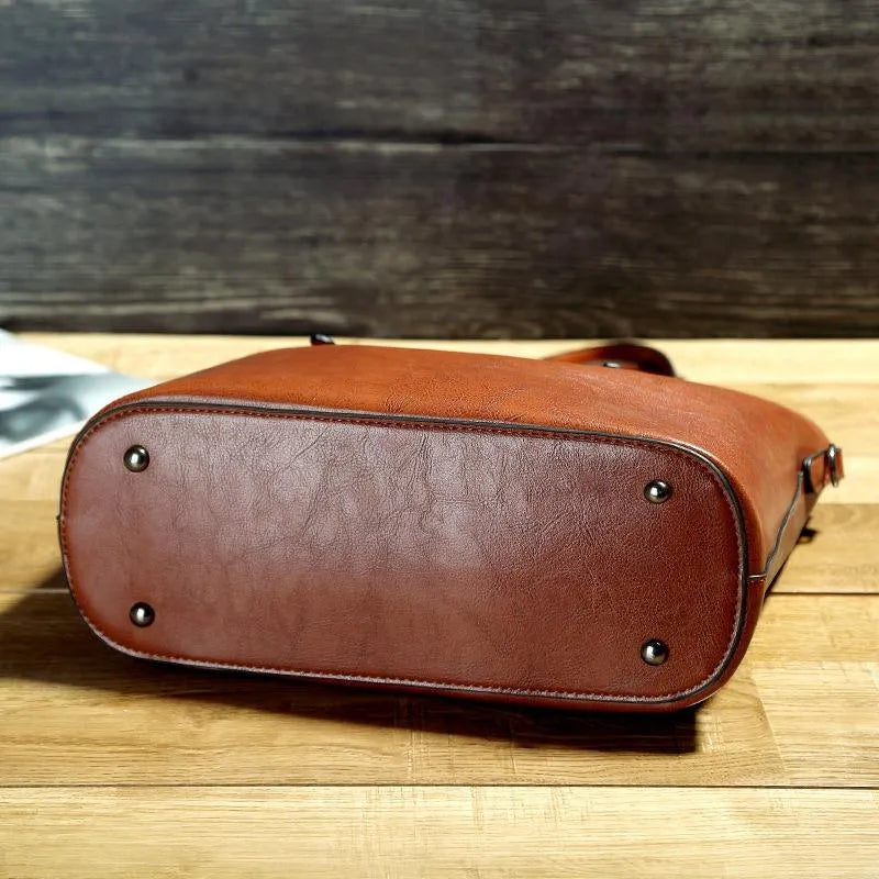 Sac à main femme marron en cuir véritable style vintage, avec bandoulière réglable. Élégant et durable, accessoire mode.