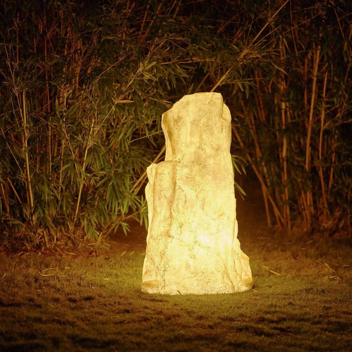 Lampe de jardin solaire en pierre naturelle, résistante aux intempéries, pour un éclairage d'ambiance extérieur élégant.