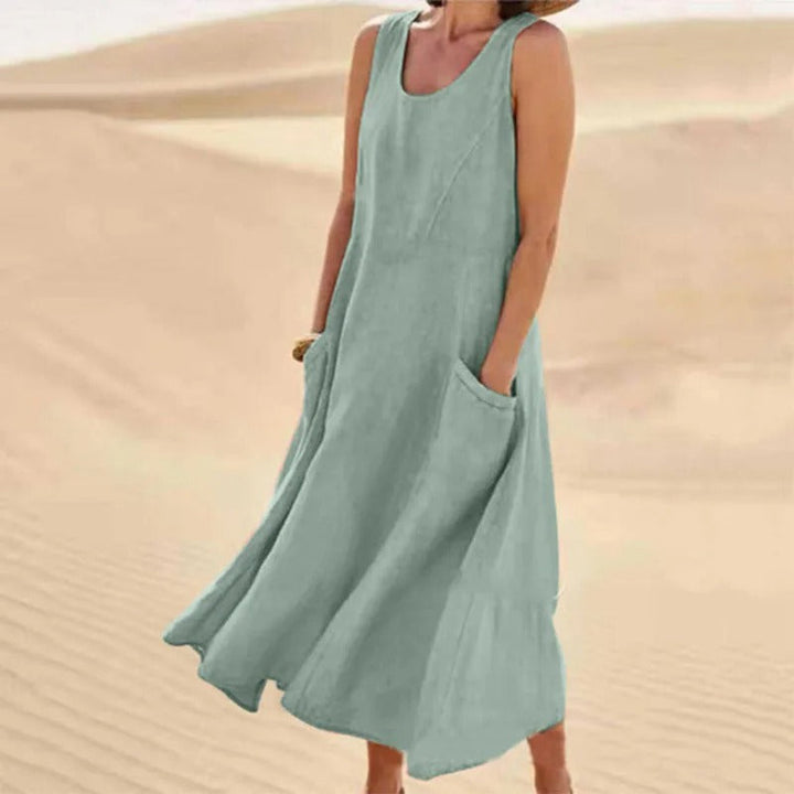 Robe maxi fluide sans manches pour femme, disponible en grande taille, confortable et élégante pour l'été.
