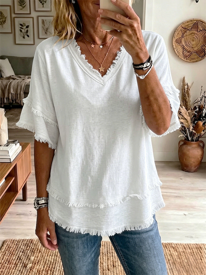 Haut femme beige en lin, col V, manches courtes, pour un look estival élégant et aéré.