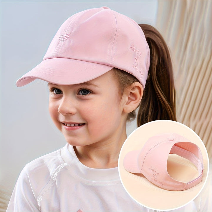 Casquette de baseball pour enfant, broderie cœur moderne, tissu respirant pour les journées ensoleillées.