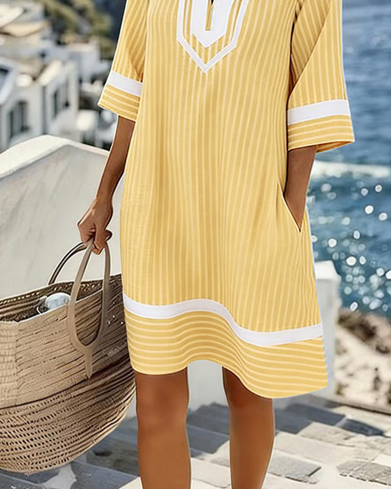 Robe élégante femme rayée, coupe droite et col V. Parfaite pour le printemps-été, très confortable.