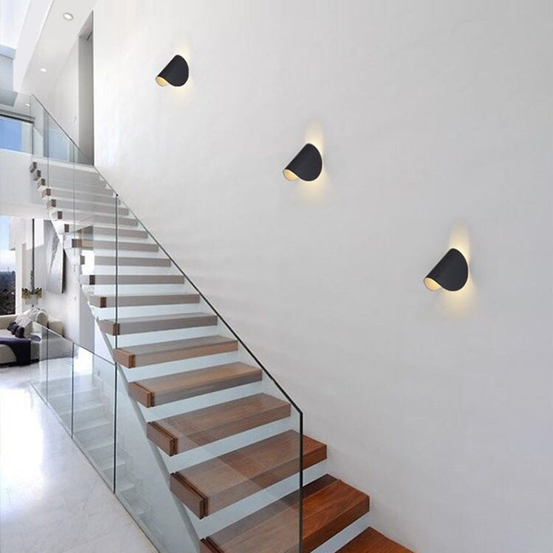 Applique murale LED design avec couleurs vives, idéale pour une décoration intérieure moderne et stylée.