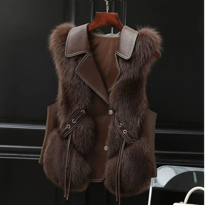 Gilet femme élégant en fausse fourrure, silhouette ajustée pour un style chic et raffiné en mode féminine.