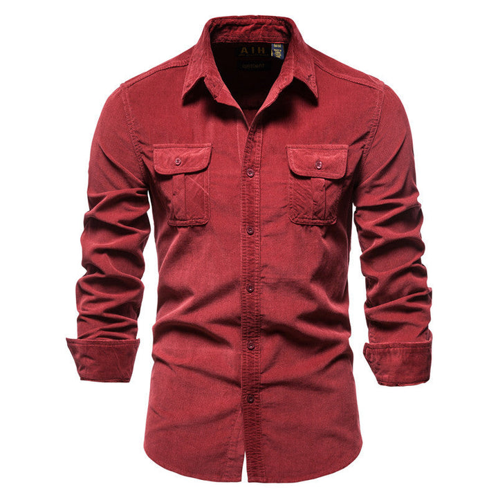 Chemise boutonnée homme décontractée, manches longues, poches. Style urbain et confort polyvalent.