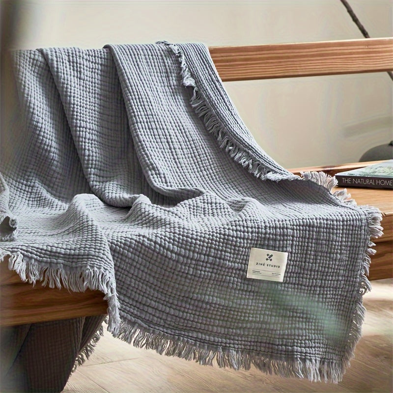 Plaid doux en gaze de coton vert olive, jeté de lit respirant pour décoration maison chic et confortable.