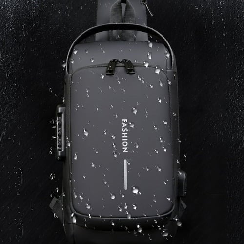 Sac sécurisé élégant, port USB intégré, bandoulière, essentiel pour la femme moderne et active.