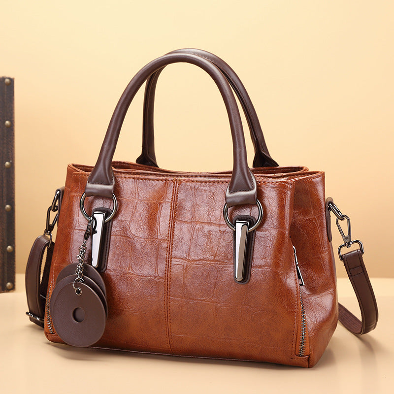 Sac fourre-tout structuré en cuir synthétique pour femme, design élégant, parfait comme sac bandoulière chic.